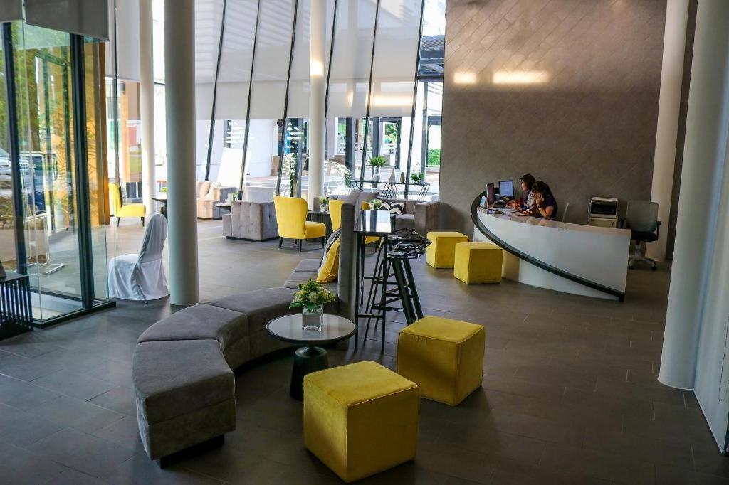 Dluxx Thammasat Hotel Pathum Thani Eksteriør billede